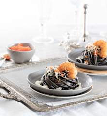 Espaguetis negros con langostino y salsa de parmesano