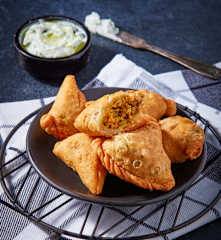 Empanadas indias de carne con aderezo fresco de hierbas