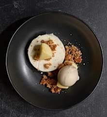 Crumble de mousse de manzana con helado de romero