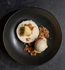 Croustade à la mousse aux pommes et lait glacé au romarin (Matthew Kenney)