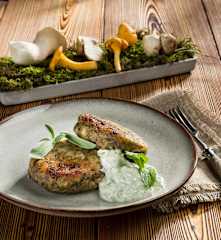 Pressknödel mit Schwammerl und Salsa-Verde-Dip