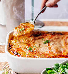 Gratin de pomme de terre, chorizo, reblochon et béchamel à la tomate