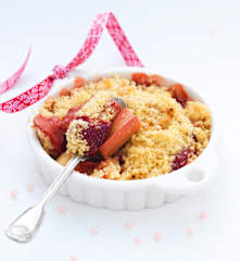 Crumble pommes, fraises et rhubarbe