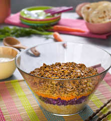 Ensalada de lombarda, quinoa y salchichas vegetarianas