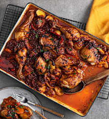 Zapiekany kurczak z warzywami w sosie pomidorowym