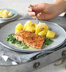 Lachsforelle mit Rahmspinat und Salzkartoffeln