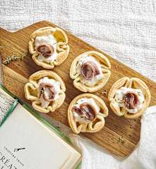 Mini crostatine salate con burrata e acciughe