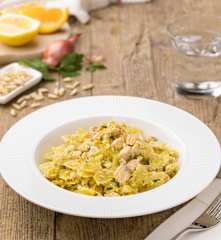 Farfalle al salmone e pinoli