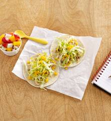 Tacos moi, cu pui și salsa de fructe