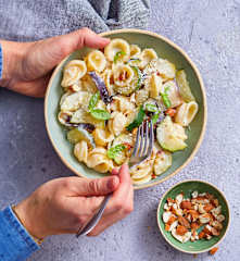 Orecchiette aux courgettes, aubergine, amandes et basilic