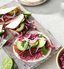 Tacos de pollo adobado