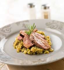 Peitos de pato com couve salteada