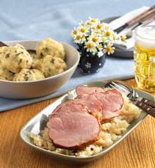 G’selchtes mit Sauerkraut und Semmelknödeln