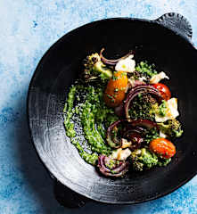 Sałatka brokułowa z pesto z rukoli