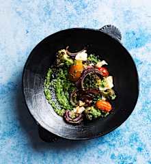 Griechischer Brokkolisalat mit Rucola-Pesto und gerösteter Zitrone