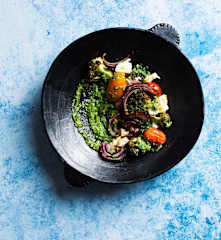 Griechischer Brokkolisalat mit Rucola-Pesto und gerösteter Zitrone