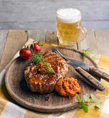 Schopfbratenkoteletts mit Knoblauch-Tomaten-Butter