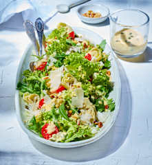 Salat mit Artischocken und Kapern-Ei-Dressing