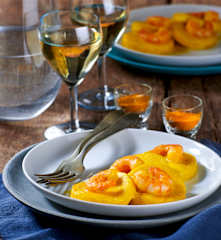 Gnocchi alla romana alla curcuma con gamberi al curry