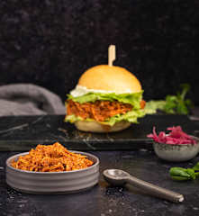 Kurczak szarpany w pikantnym sosie pomidorowym