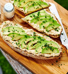 Thunfisch-Ei-Creme mit Avocado auf Baguette