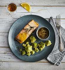 Salmone al vapore con salsa all'arancia e contorno di broccolo romano