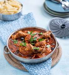 Podudzia z kurczaka w sosie puttanesca (z osłoną noża miksującego)