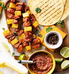 Brochetas de cerdo al pastor con piña