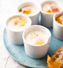 Huevos en cocotte con chícharos y jamón