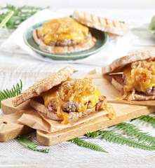 Patty melt (Hamburguesa con cebolla caramelizada en pan de centeno)