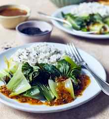 Gedämpfter Pak Choi mit Knoblauch-Ingwer-Sauce und Basmati-Reis