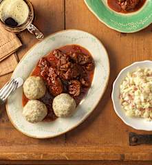 Malzbiergulasch mit Breznknödel und Krautsalat