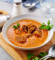 Vegane Tomatensuppe mit Linsenbällchen