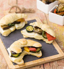 Brioche alle erbe con verdure grigliate e scamorza