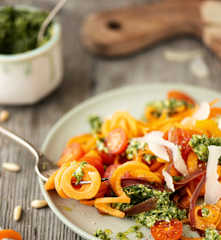 Möhrennudeln mit Möhrengrünpesto