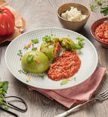 Germknödel mit Wildkräutern und Paradeisragout