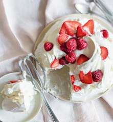 Grande pavlova fruits rouges et amandes