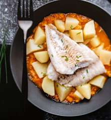 Merluza con patatas y salsa de tomate