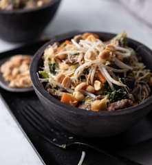 Fideos chinos con verduras y tiras de ternera