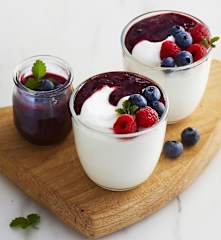 Mousse proteica con coulis ai frutti di bosco