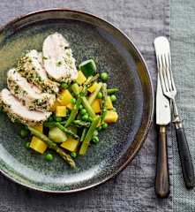 Peito de galo em papelote, manteiga de ervas e gengibre com jardineira