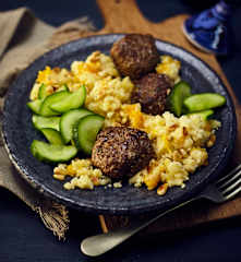 Lammköfte mit Couscous und Gurkensalat