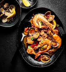 Gulasz wieprzowy z owocami morza