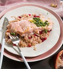 Salmón, arroz con granada y pesto de canónigos