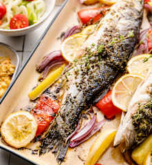 Bar cuit au four à l'italienne avec trempette aux poivrons grillés et salade de fenouil