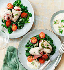 Roulés de dinde à la pancetta, épinards et sauce aux herbes