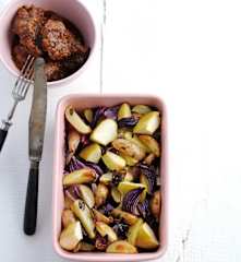 Bochechas de porco com batata e maçã assadas no forno