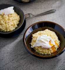 Risoto de limão e rosmaninho com ovo escalfado