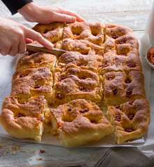 Coca de ensaimada con sobrasada