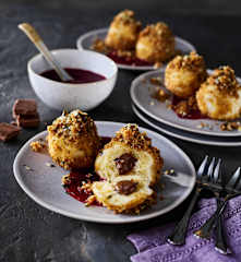 Schoko-Knödel mit Pflaumensauce und Kürbiskernen